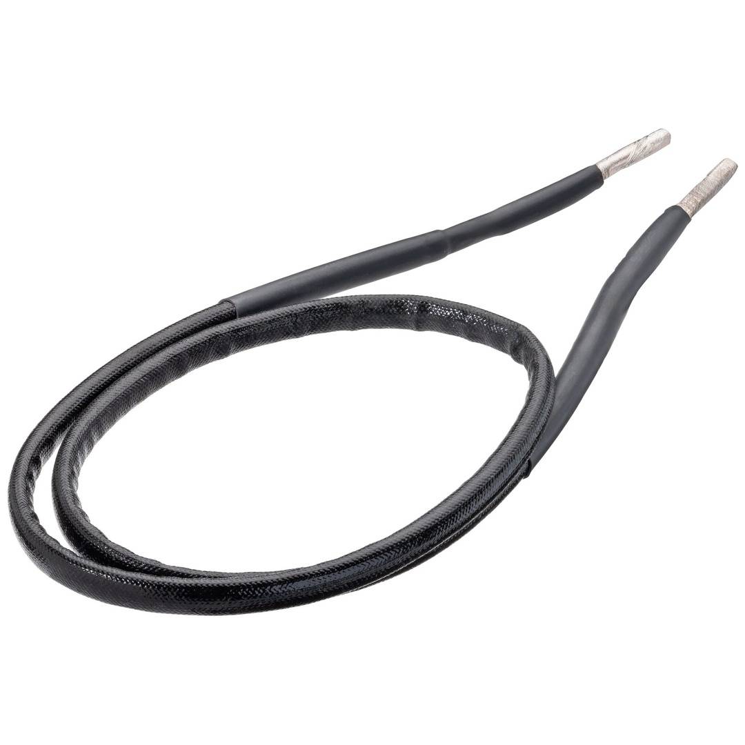 Schwarzes isoliertes Elektrokabel mit zwei freiliegenden Metallenden, aufgerollt auf weißem Hintergrund.