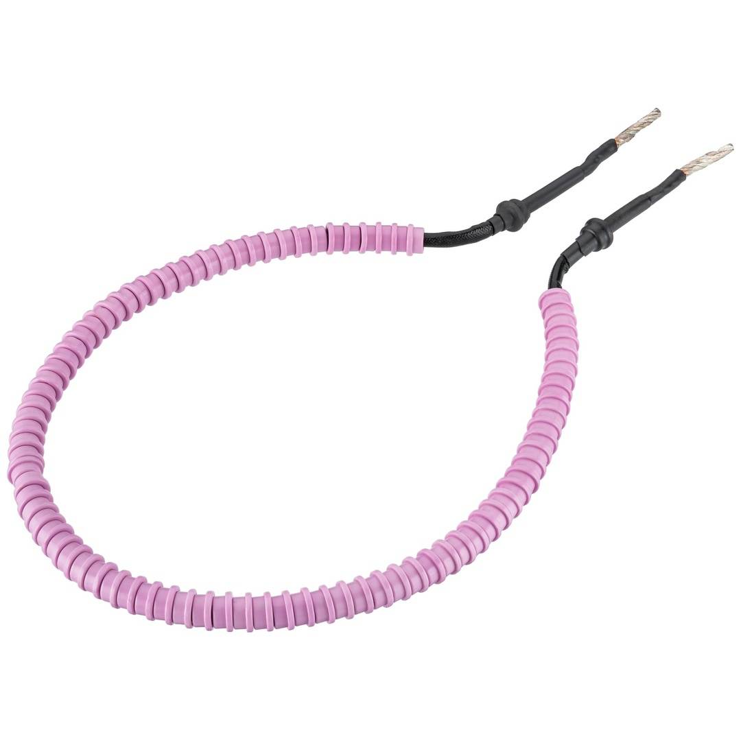Rosa gewundenes elektrisches Heizelement mit freigelegten Enden auf weißem Hintergrund.
