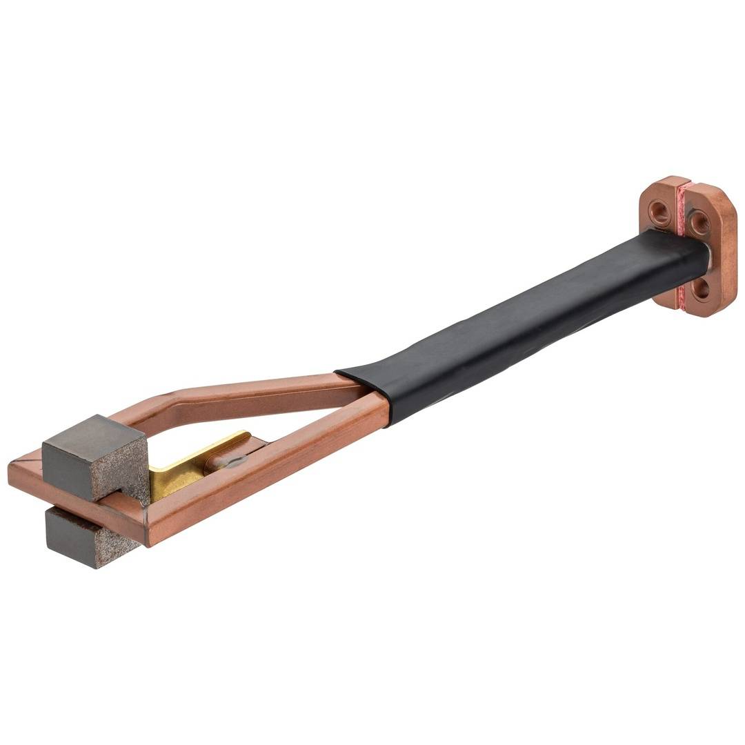 Kupferstromschienenstecker mit schwarzer isolierter Hülle, zeigt eine rechteckige Metallklemme und Kontaktblock auf weißem Hintergrund.