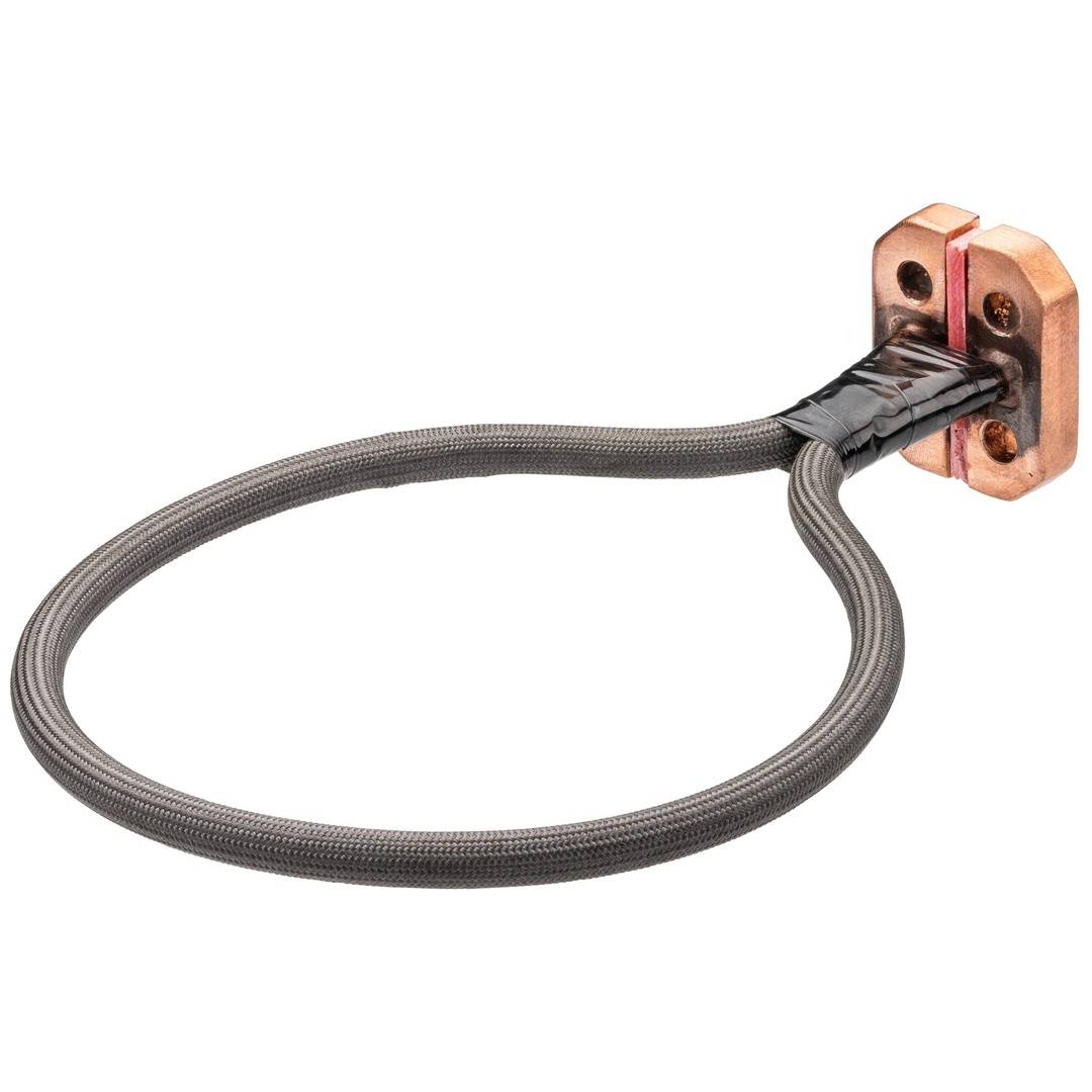 Kupferklemme mit geflochtenem grauem Kabel, das von einem eingespannten Verbinder auf weißem Hintergrund zu einer Schleife geformt ist.
