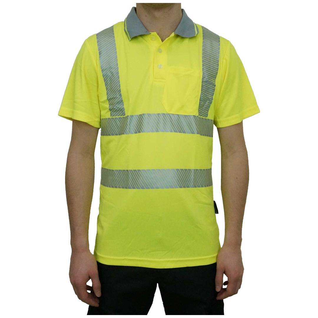 Mann, der ein neongelbes Poloshirt mit hoher Sichtbarkeit trägt, mit reflektierenden silbernen Streifen auf Brust und Schultern.