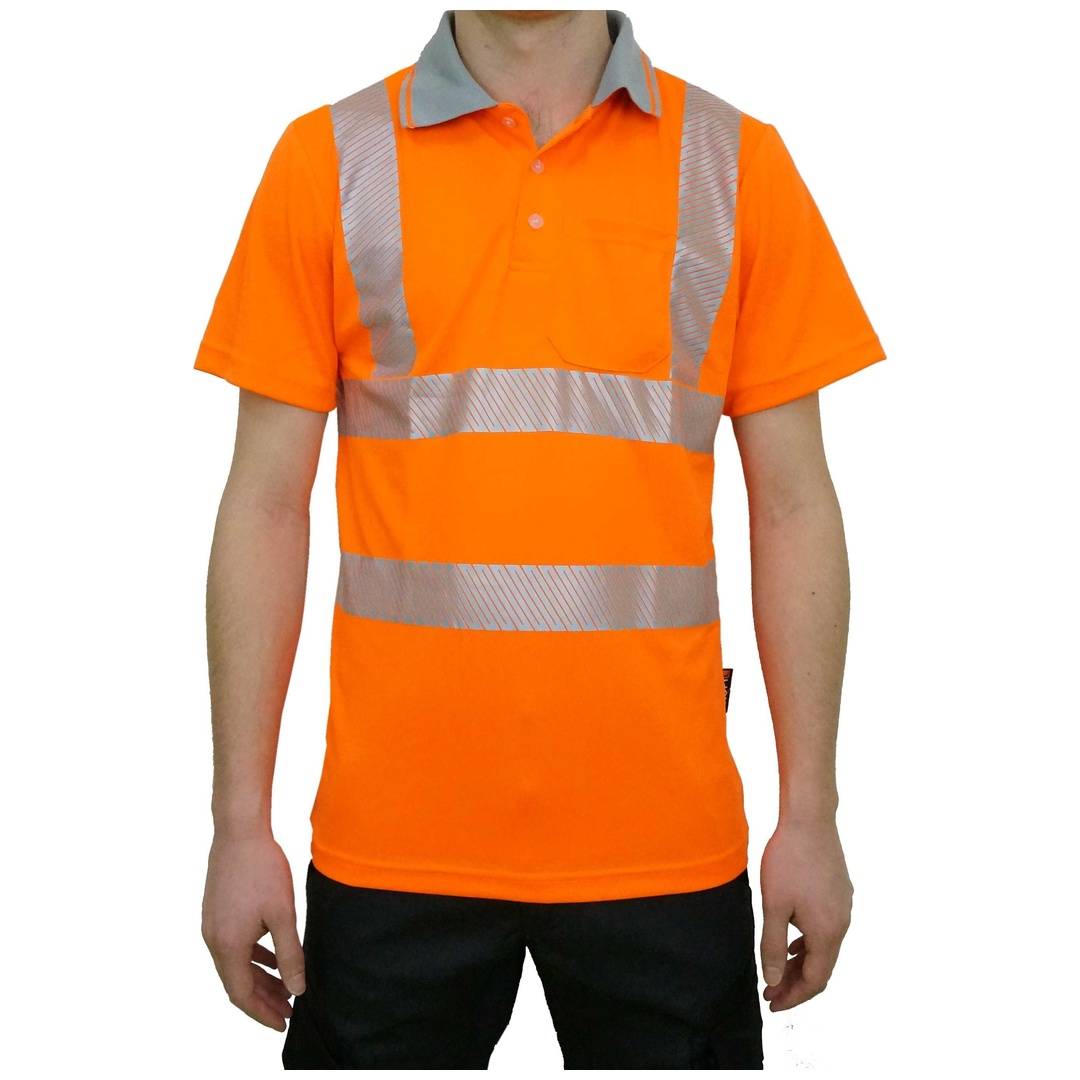 Person trägt ein helles orangefarbenes Poloshirt mit hoher Sichtbarkeit und reflektierenden silbernen Streifen auf weißem Hintergrund.