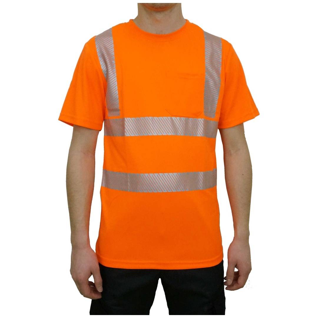 Person, die ein leuchtend orangefarbenes Warnschutz-T-Shirt mit reflektierenden silbernen Streifen über Brust und Schultern trägt, vor einem weißen Hintergrund dargestellt.