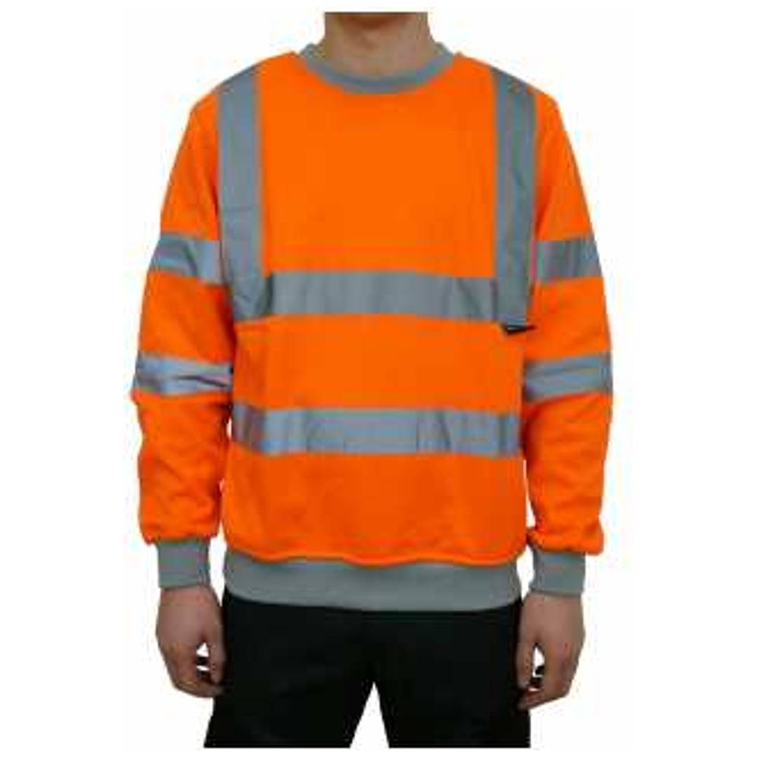 Person in einem leuchtend orangefarbenen Langarm-Sicherheitshemd mit reflektierenden grauen Streifen und Hosenträgern, von Hals bis Taille auf weißem Hintergrund gezeigt.