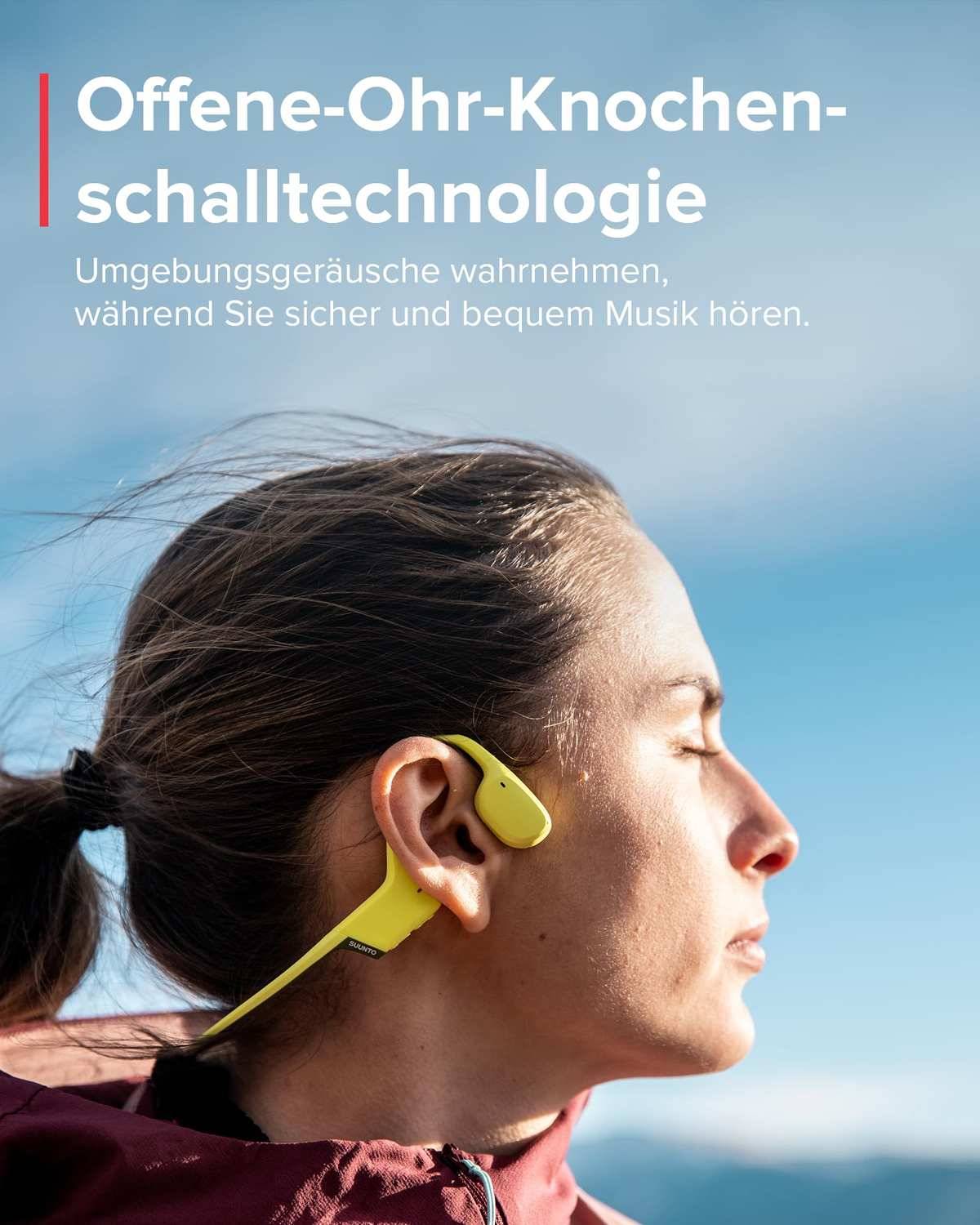 Frau, die draußen gelbe offene Kopfhörer mit Knochenleitung trägt, mit deutschem Text über das Hören von Umgebungsgeräuschen beim sicheren und komfortablen Musikhören.