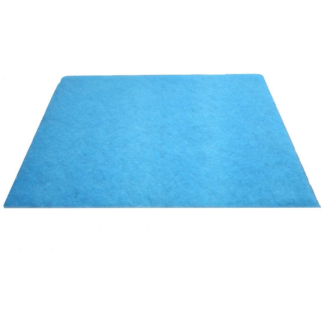 Blaue rechteckige Yogamatte auf weißem Hintergrund.