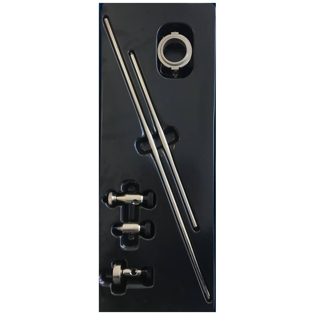 Ein schwarzes Verpackungstablett mit zwei langen Metallstangen, einem kreisförmigen Ring und drei kleinen Verbindungsstücken, angeordnet als Hardware-Set.