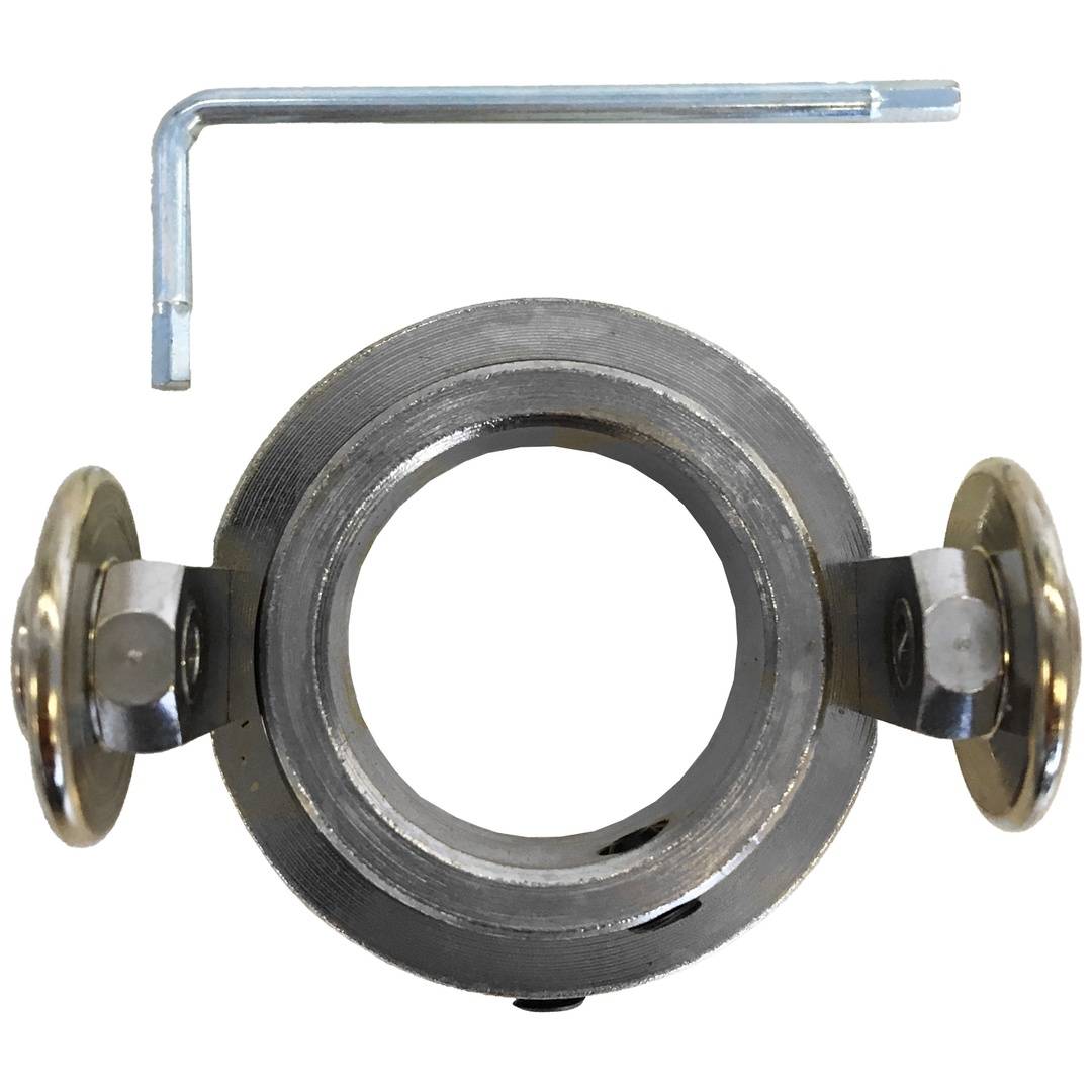 Metallringverschlussmechanismus mit zwei seitlichen Verriegelungen und einem L-förmigen Sechskantschlüssel darüber, gezeigt auf weißem Hintergrund.