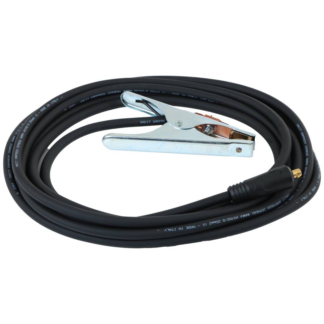 Aufgerolltes schwarzes Kabel mit angebrachter Metallklemme und Messingverbinder auf weißem Hintergrund.