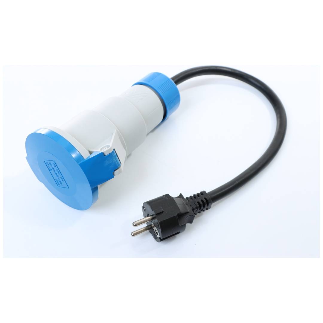 Blauer industrieller Elektrostecker-Adapter mit schwarzem Stromkabel und zweipoliger Steckerverbindung auf weißem Hintergrund.