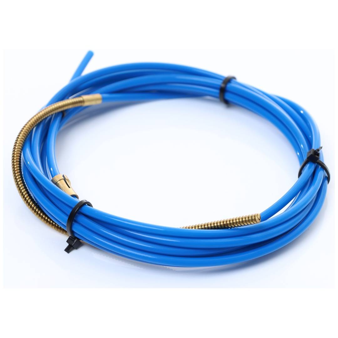 Aufgerolltes blaues Kabel mit Messingverbindern, gesichert durch schwarze Kabelbinder auf weißem Hintergrund.