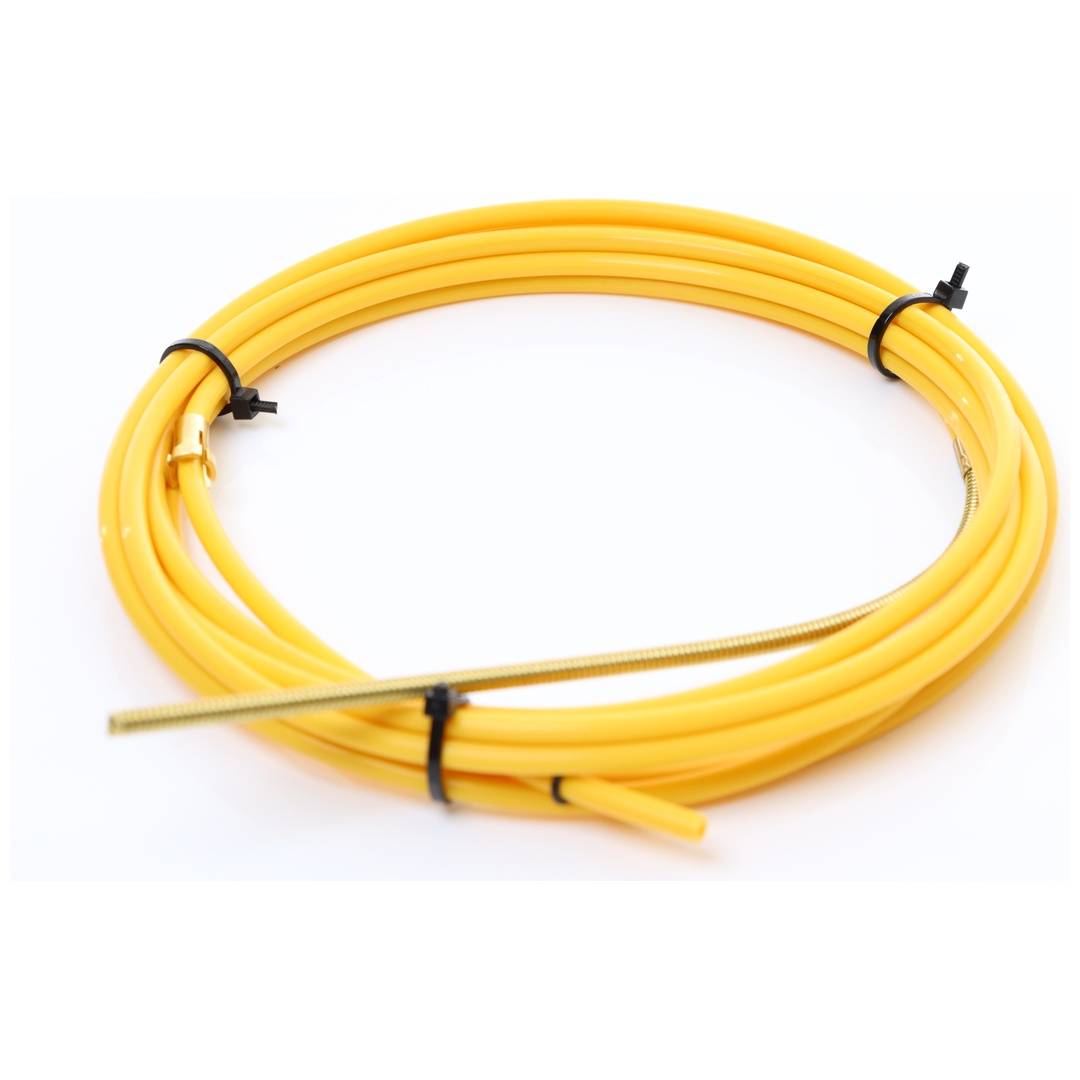 Aufgerolltes gelbes Kabel oder Schlauch mit schwarzen Kabelbindern auf weißem Hintergrund befestigt.