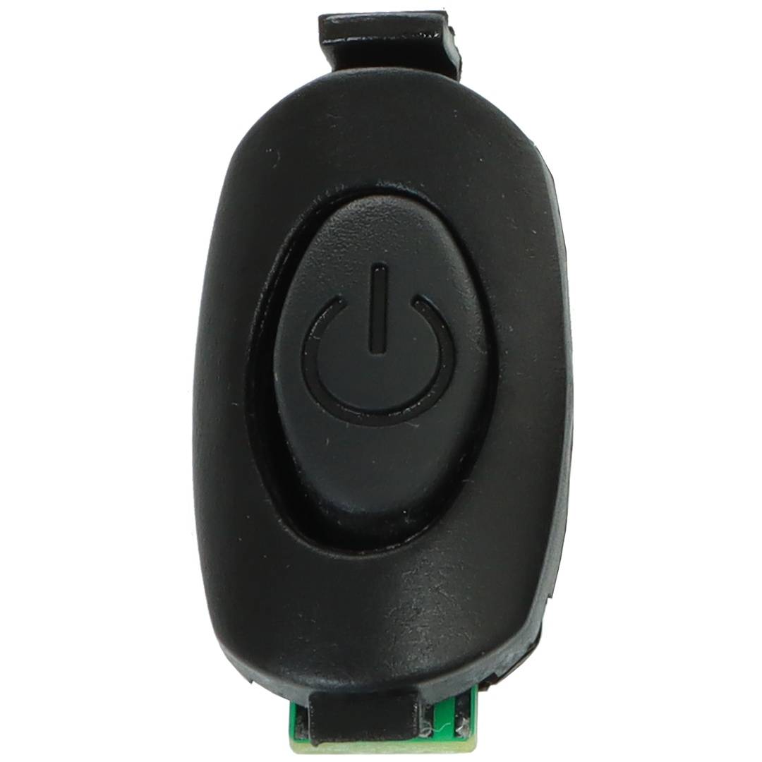 Schwarzer ovaler Netzschalter auf einem kleinen elektronischen Gerät, Vorderansicht auf weißem Hintergrund.