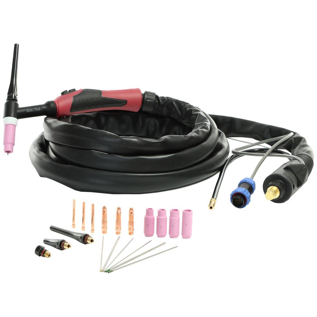 Schweißbrenner mit gewickeltem Kabel, Steckverbindern und verschiedenen rosa und kupferfarbenen Verbrauchsteilen auf weißem Untergrund.