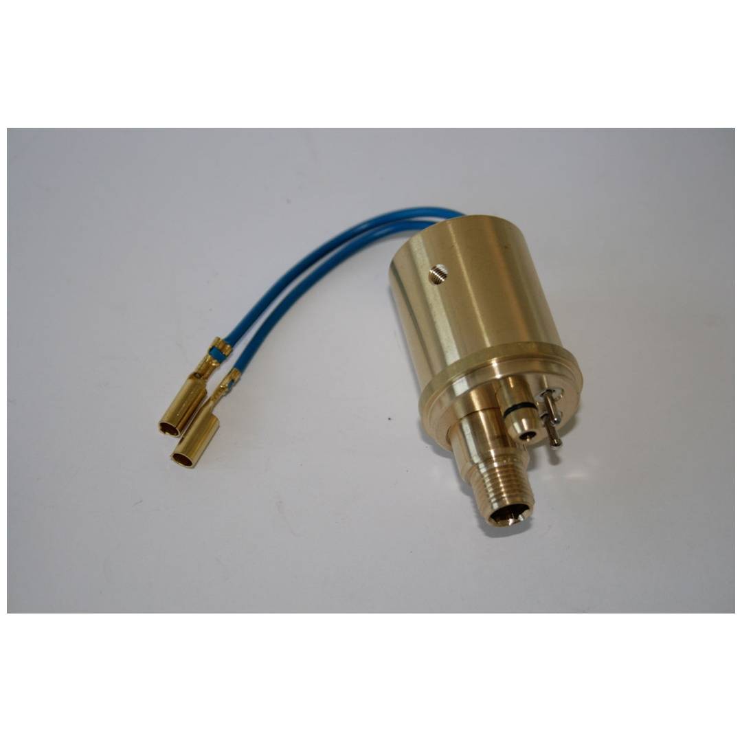 Goldener zylindrischer elektrischer Steckverbinder mit zwei blauen Drähten und Metallklemmen auf einfachem grauem Hintergrund