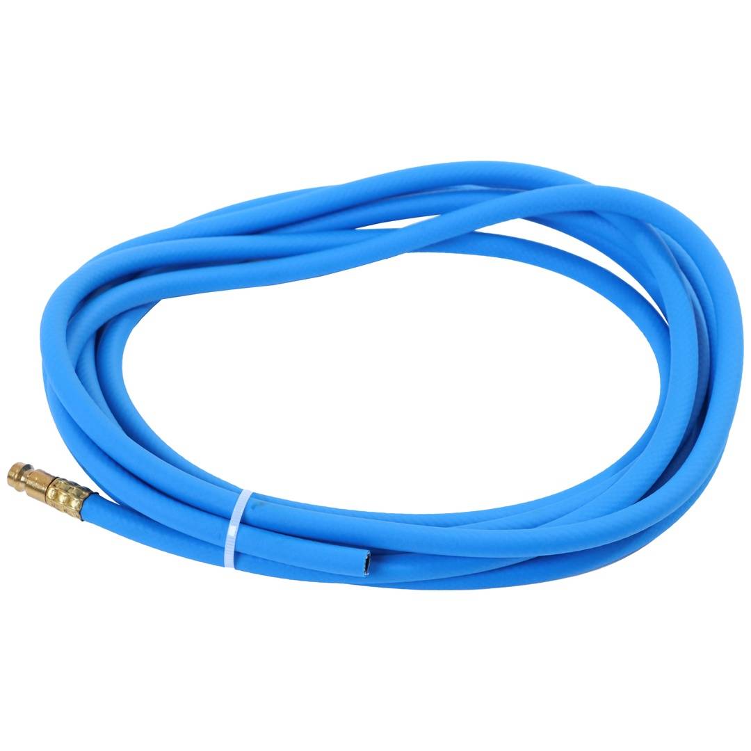 Aufgerollter blauer Schlauch oder Kabel mit einer Messingarmatur an einem Ende, isoliert auf weißem Hintergrund.