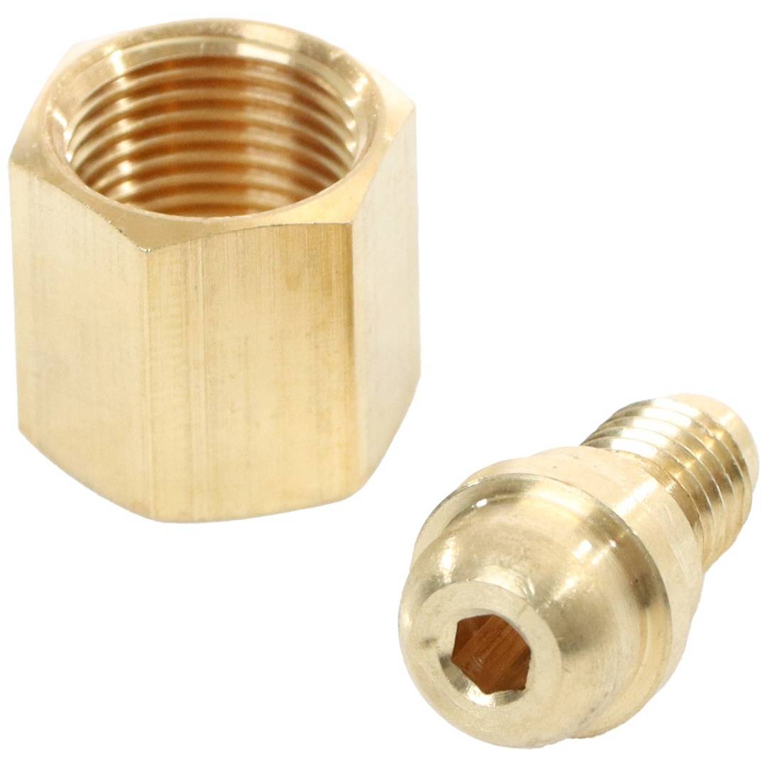 Zwei Messingmetallfastener auf weißem Hintergrund: eine Sechskantmutter und eine Schraube mit Innensechskantflansch.