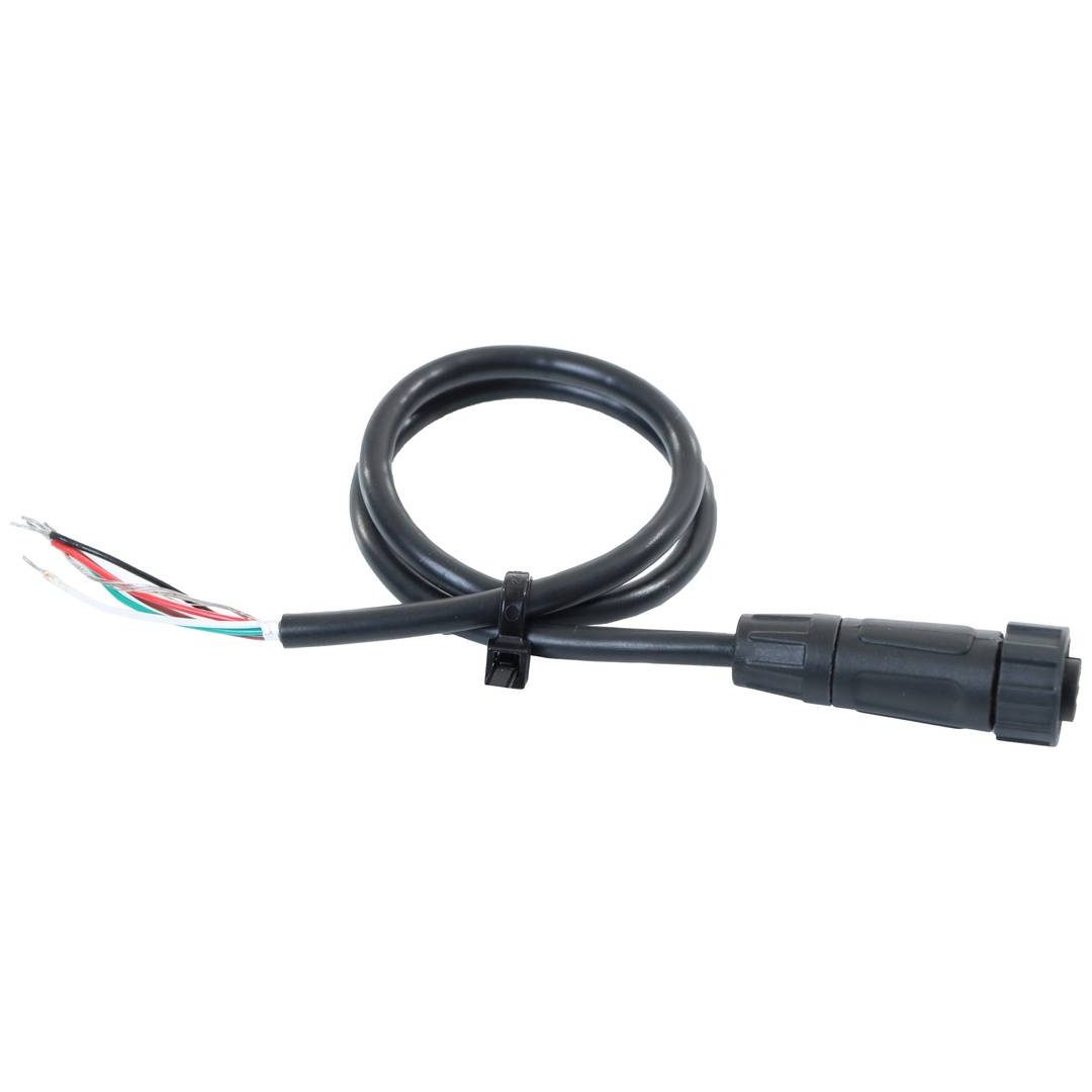 Schwarzes Kabel mit freiliegenden mehrfarbigen Drähten an einem Ende und einem versiegelten Stecker am anderen Ende, aufgerollt auf weißem Hintergrund.