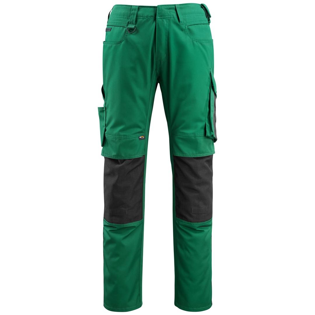 Grüne Arbeitshose mit schwarzen verstärkten Knieeinsätzen und seitlichen Cargotaschen, Vorderansicht auf weißem Hintergrund.
