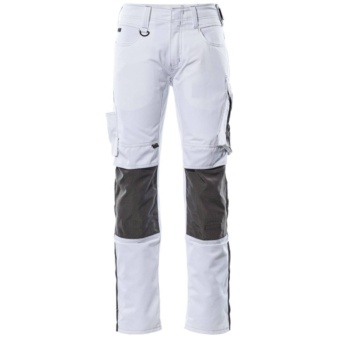 Weiße und graue Arbeitshosen mit Cargotaschen und verstärkten dunkleren Kniepartien, Vorderansicht auf weißem Hintergrund.