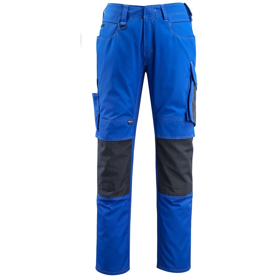 Blaue Arbeitshosen mit schwarzen verstärkten Kniepaneelen und mehreren Cargotaschen, Vorderansicht auf weißem Hintergrund.
