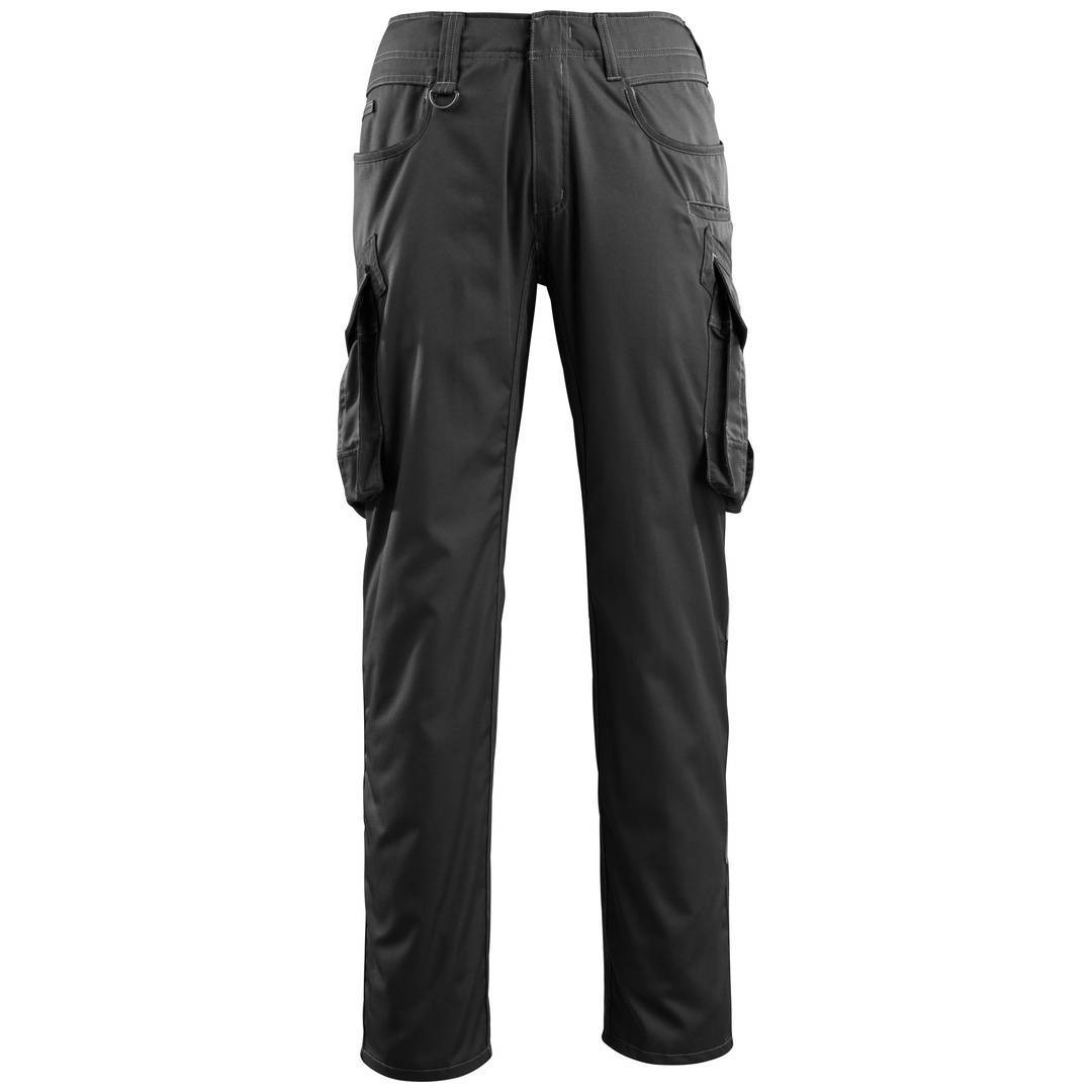 Schwarze Cargohosen mit Seitentaschen und Cargotaschen an jedem Bein, Vorderansicht auf weißem Hintergrund.