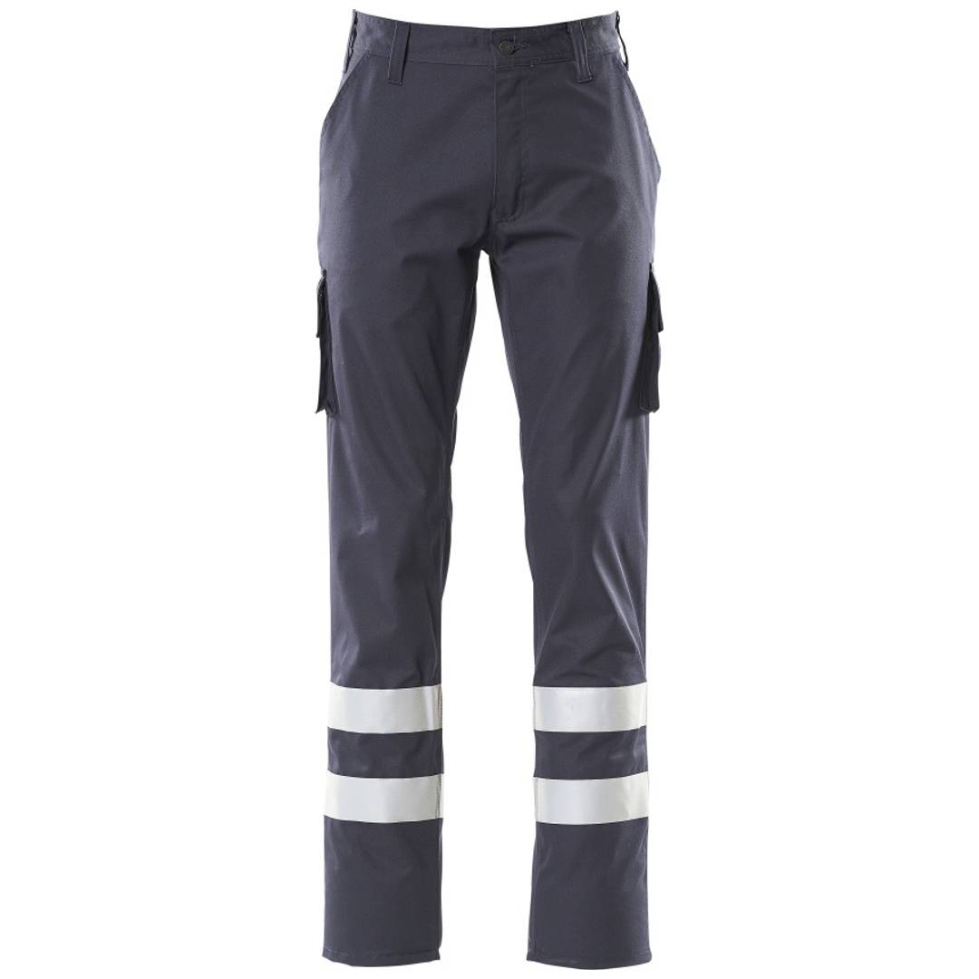Dunkelgraue Arbeitshosen mit reflektierenden silbernen Bändern um beide Unterschenkel und Cargotaschen an den Seiten.