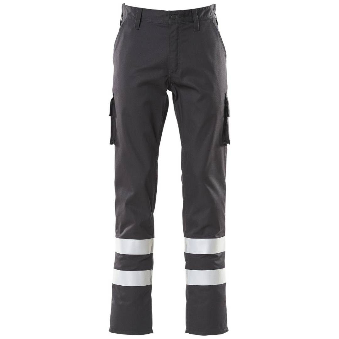 Schwarze Arbeitshosen mit reflektierenden silbernen Bändern um beide Unterschenkel.