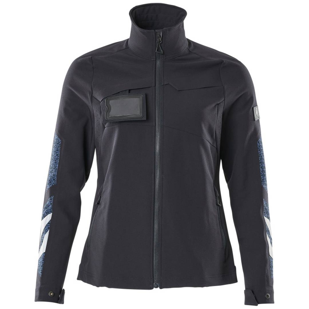 Schwarze Reißverschlussjacke mit hohem Kragen, Brusttas­che und gemusterten Ärmeln, in Vorderansicht auf einfachem Hintergrund dargestellt.