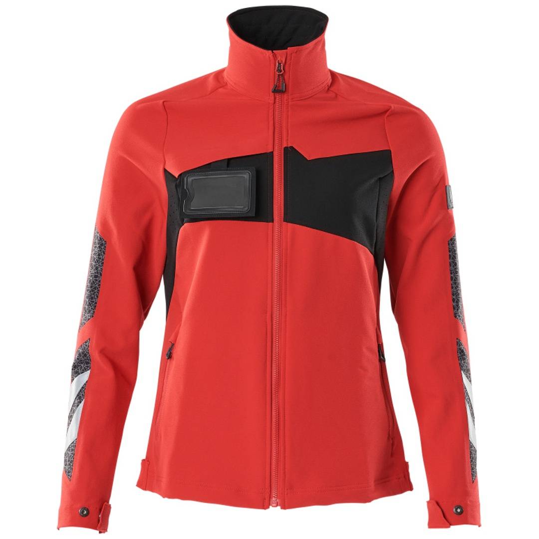 Rote und schwarze Reißverschluss-Jacke mit hohem Kragen, Brusttasche und reflektierenden Ärmeln, Vorderansicht auf weißem Hintergrund dargestellt.