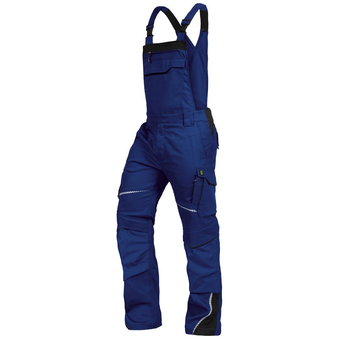 Blaue isolierte Latzhose mit Schultergurten und einer Cargotasche, isoliert auf weißem Hintergrund dargestellt.