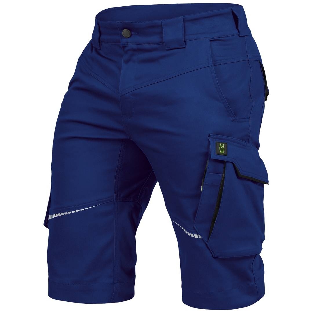 Blaue Cargoshorts mit mehreren Taschen, einschließlich einer Oberschenkeltasche mit Klappe, auf weißem Hintergrund dargestellt.