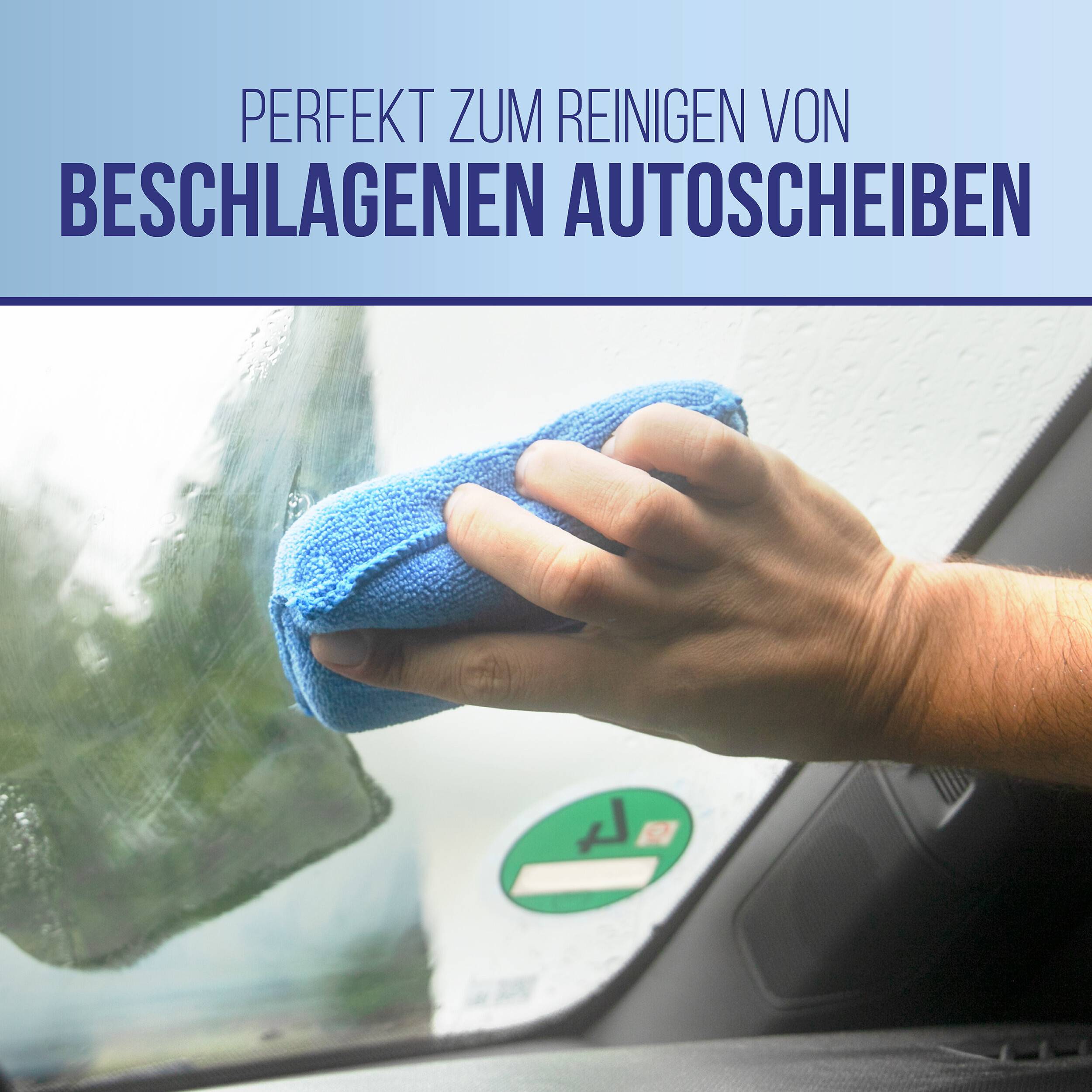 Hand wischt eine beschlagene Autoscheibe mit einem blauen Tuch ab; deutscher Text sagt, dass es perfekt zum Reinigen von beschlagenen Autofenstern ist.