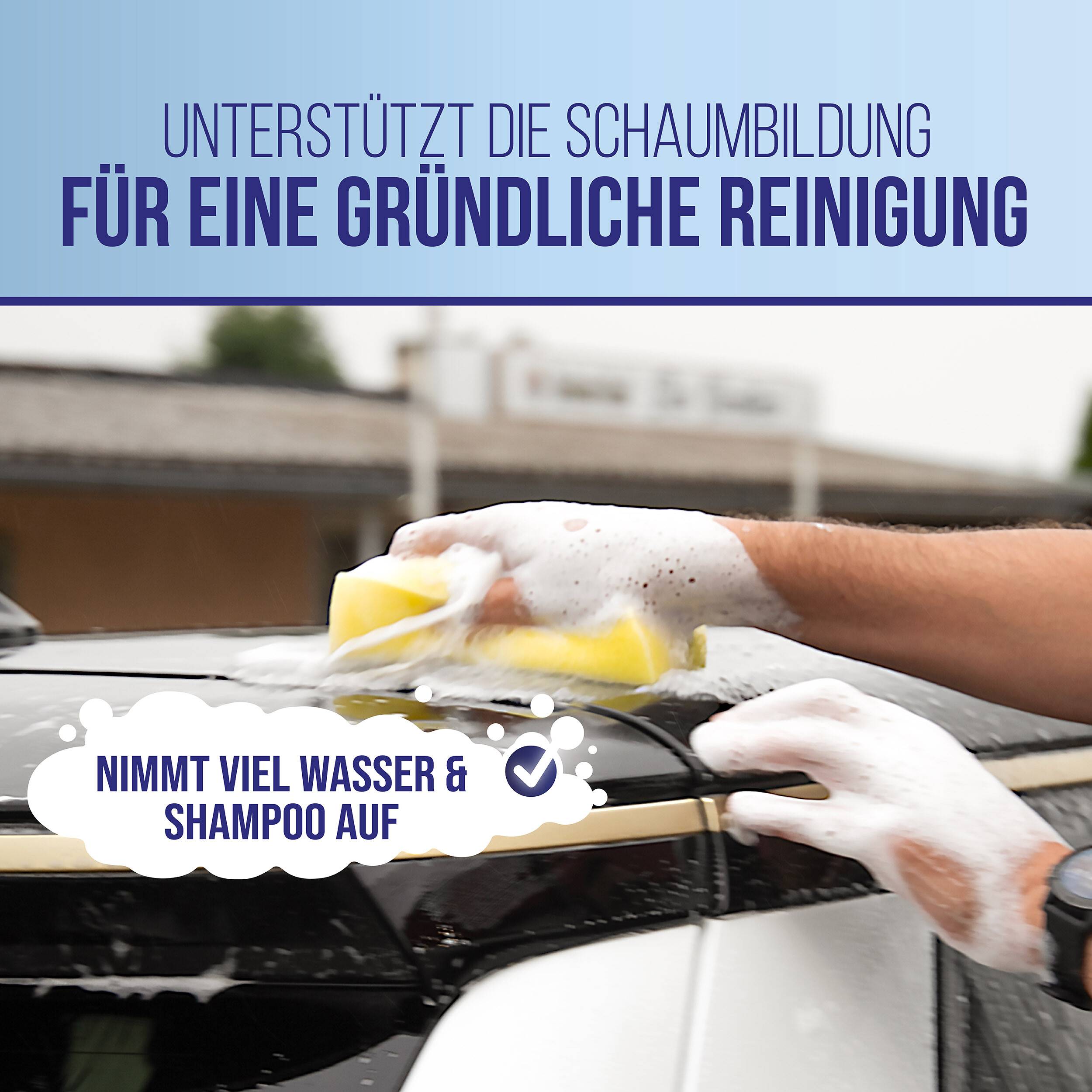 Autowäsche-Schwamm durchweicht mit Wasser und Shampoo, gezeigt in einer deutschen Anzeige, die gründliche Reinigung und hohe Absorptionsfähigkeit bewirbt.