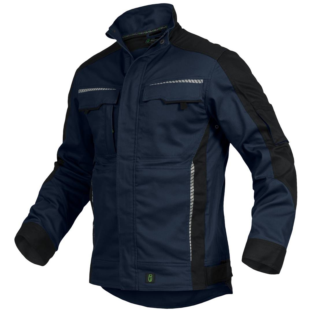 Marineblaue Arbeitsjacke mit schwarzen Schulter- und Seitenpaneelen, hohem Kragen, vorderen Taschen und reflektierenden Streifenakzenten auf neutralem Hintergrund.