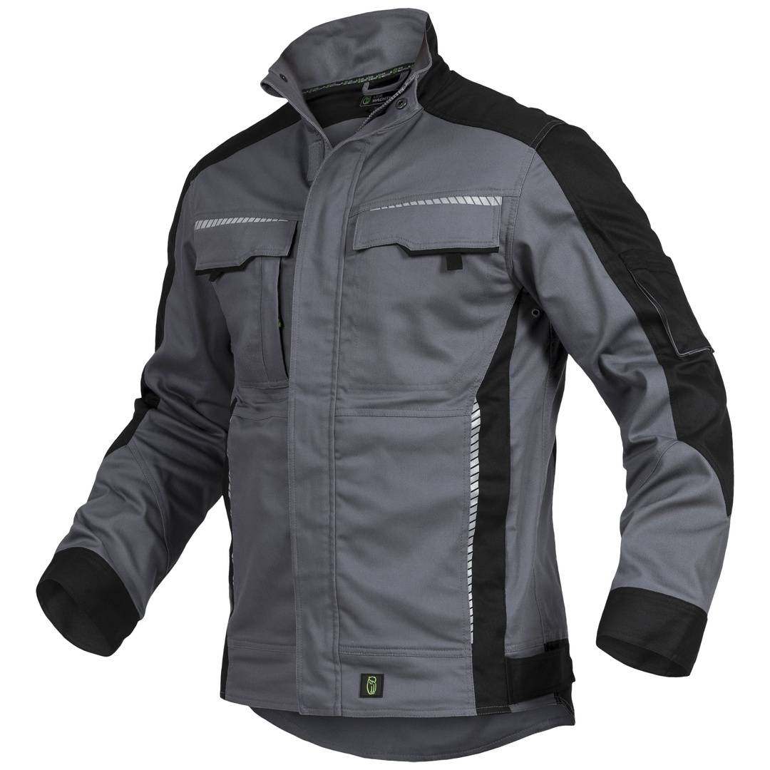 Grau-schwarze Arbeitsjacke mit Reißverschluss, hohem Kragen, langen Ärmeln und reflektierenden Streifenakzenten, gezeigt vor neutralem Hintergrund.