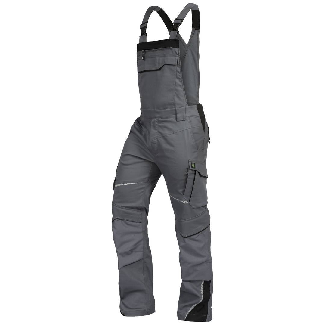 Graue isolierte Latzhose mit Trägern und Cargotasche, gezeigt auf weißem Hintergrund.