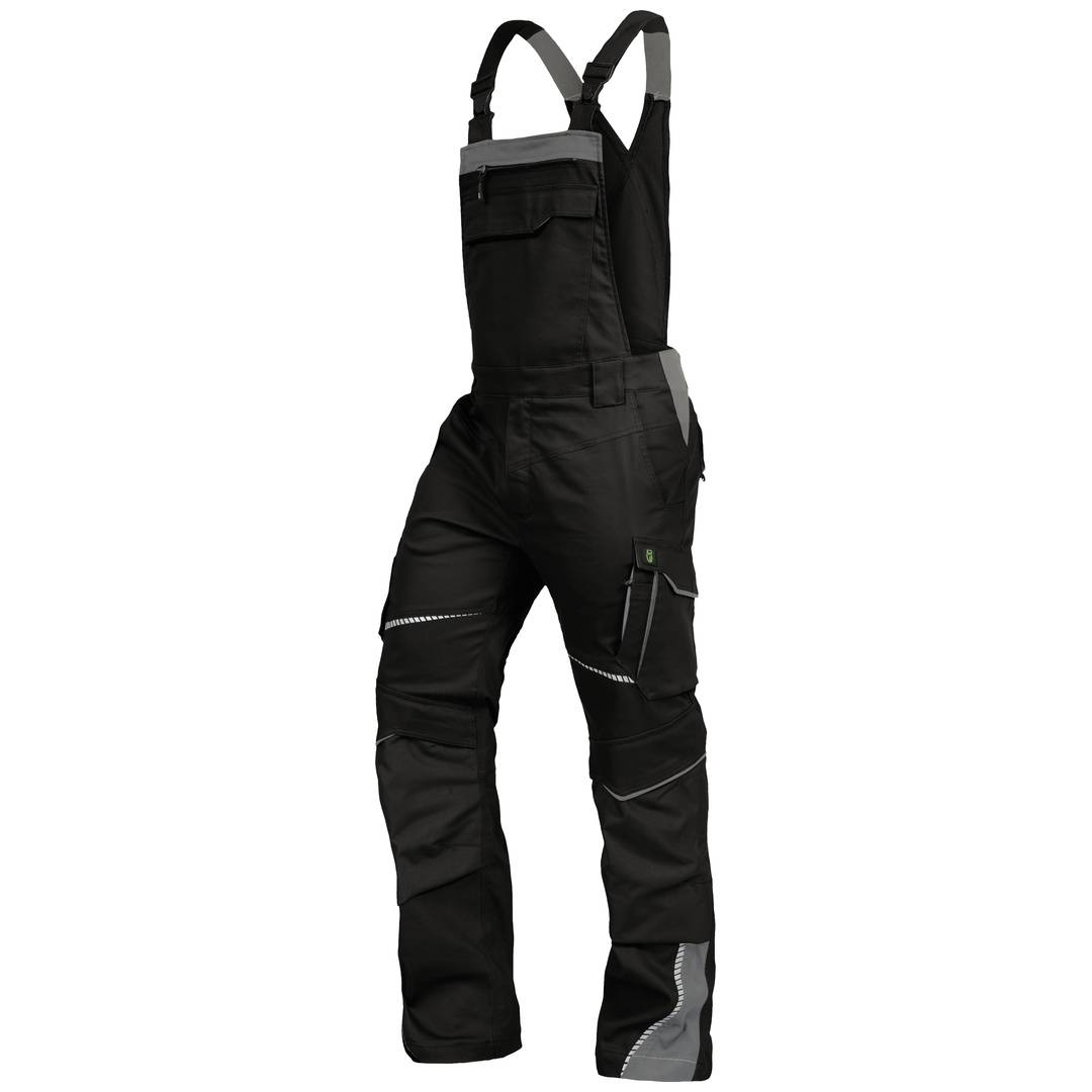 Schwarze isolierte Latzhose mit Schultergurten, Cargotaschen und reflektierendem Saum, auf weißem Hintergrund abgebildet.