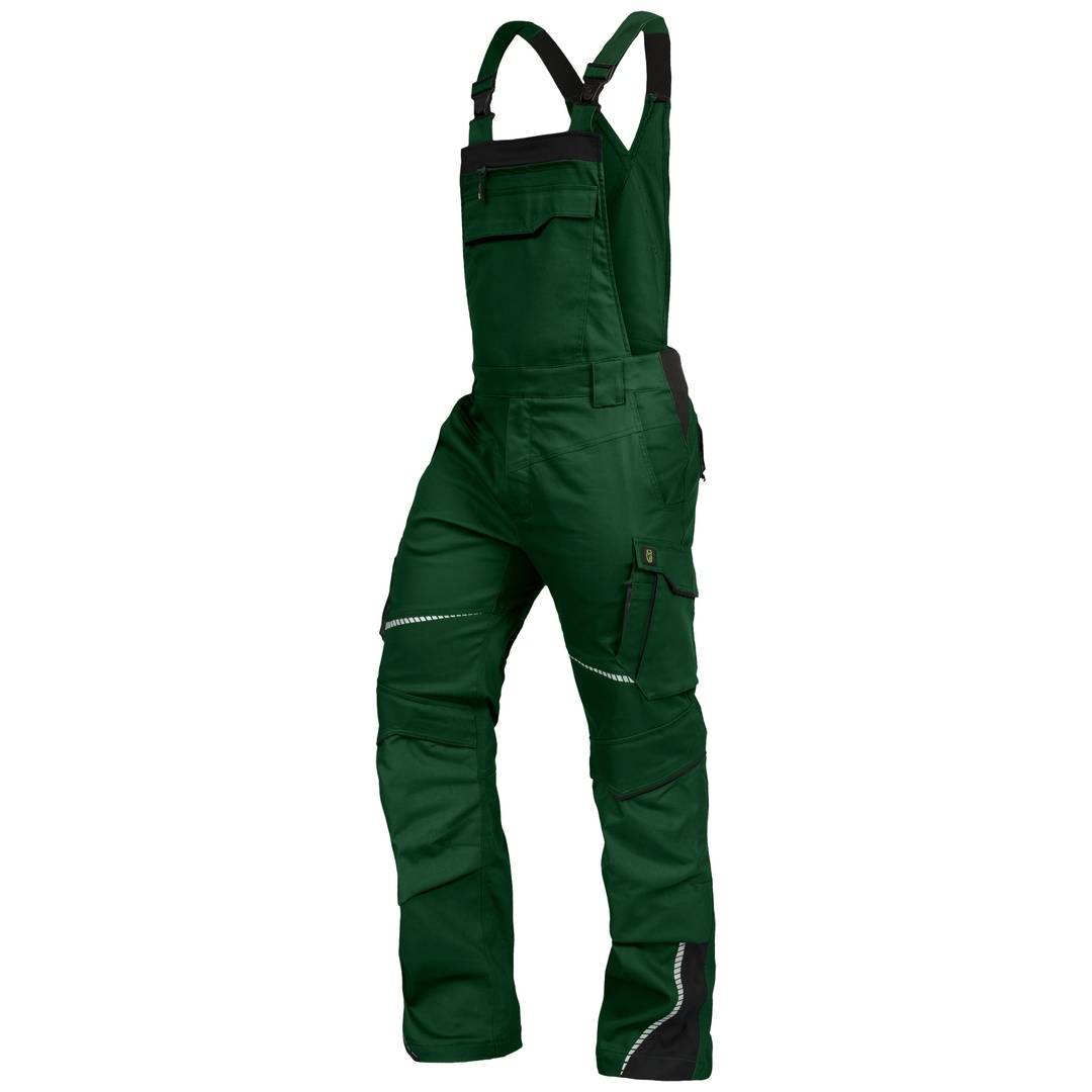 Grüne Latzhose mit Trägern, mehreren Taschen und reflektierendem Saum, isoliert auf weißem Hintergrund dargestellt.