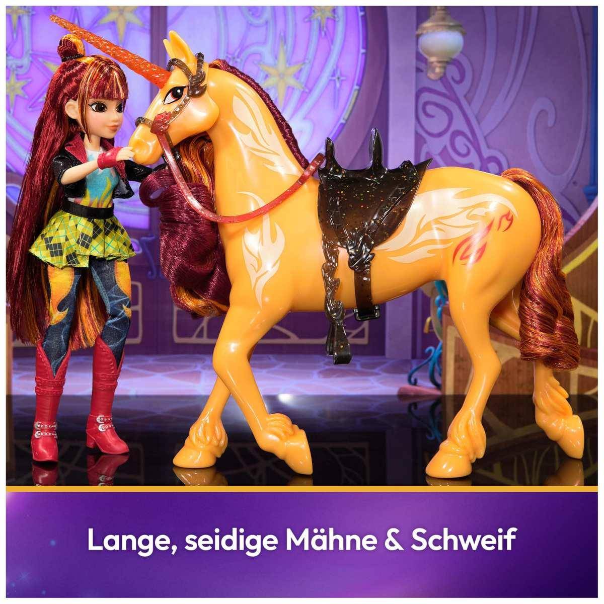 Eine Puppe steht neben einem Fantasiepferd mit langer Mähne und Schweif; deutscher Text lautet „Lange, seidige Mähne & Schweif