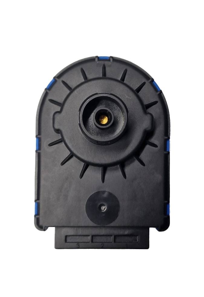 Schwarzes Kunststoff-Bauteil mit mechanischen/elektronischen Komponenten mit zentralem kreisförmigem Stecker, von vorne auf weißem Hintergrund betrachtet.