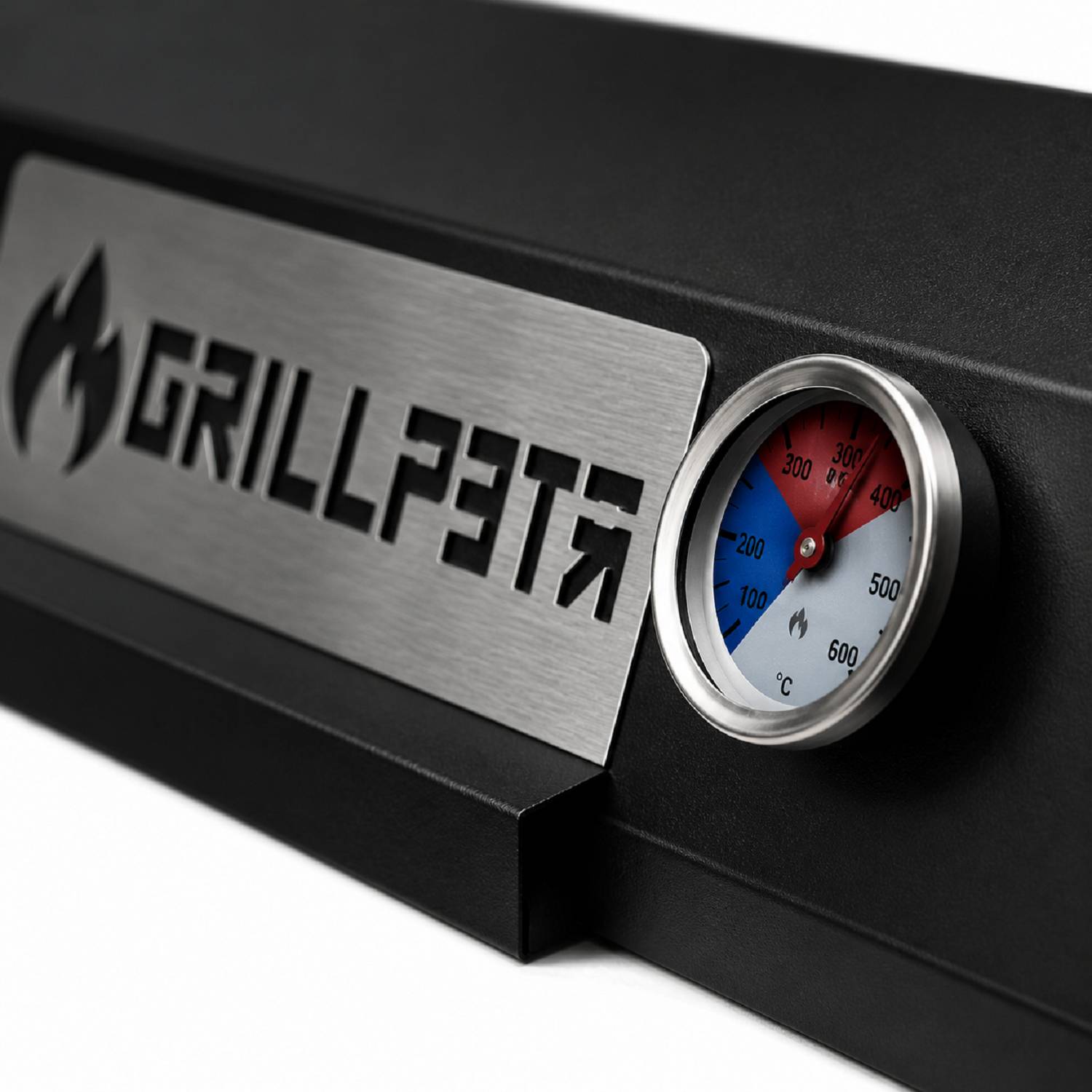 Nahaufnahme eines Grillfett-Grills oder Rauchers mit integriertem Thermometer, das die Wärmestufe in °C anzeigt.
