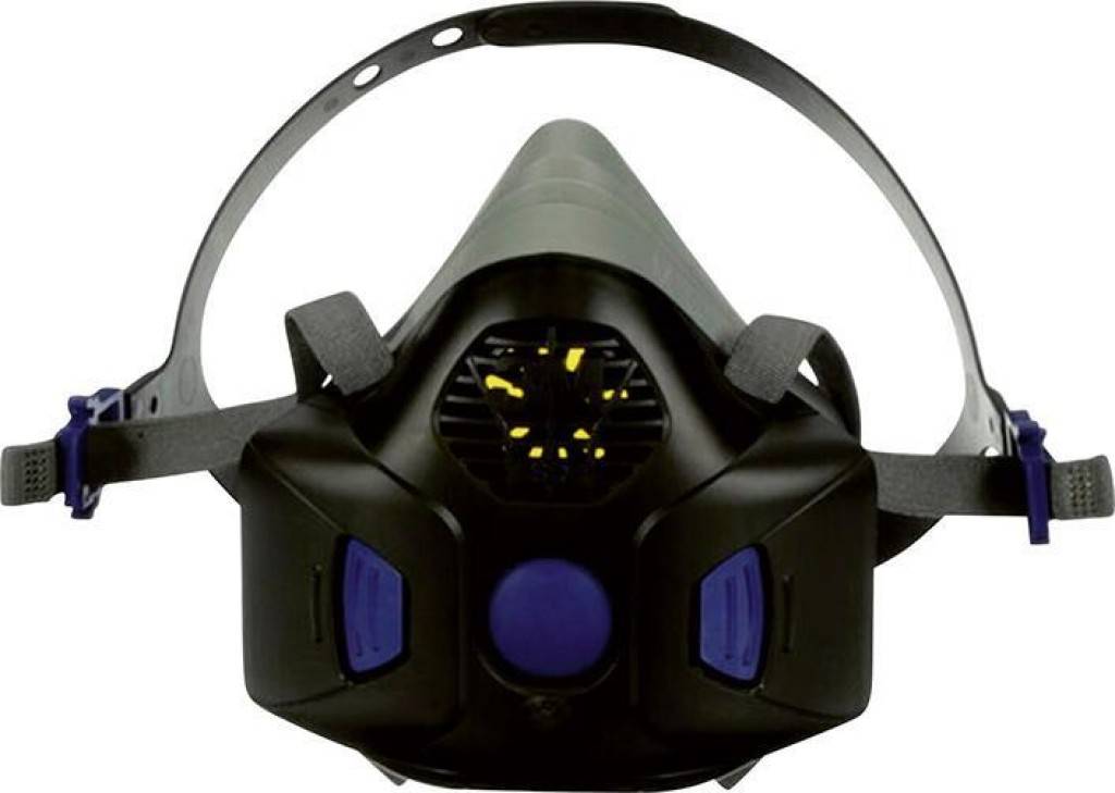 Schwarze Atemschutzmaske mit grauem Kopfband, violetten Seitenfiltern und zentralem Ausatemventil auf weißem Hintergrund.