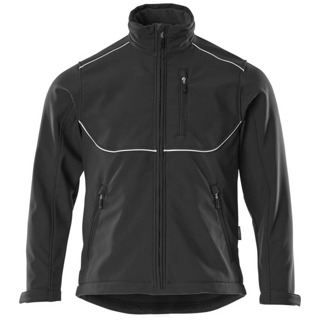 Schwarze Reißverschluss-Softshell-Jacke mit hohem Kragen, reflektierenden Paspeln und mehreren Reißverschlusstaschen, Vorderansicht auf weißem Hintergrund.