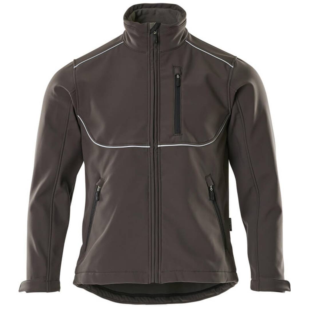 Braune Reißverschlussjacke mit hohem Kragen, weißer Paspelierung und mehreren vorderen Taschen, von vorne auf neutralem Hintergrund abgebildet.