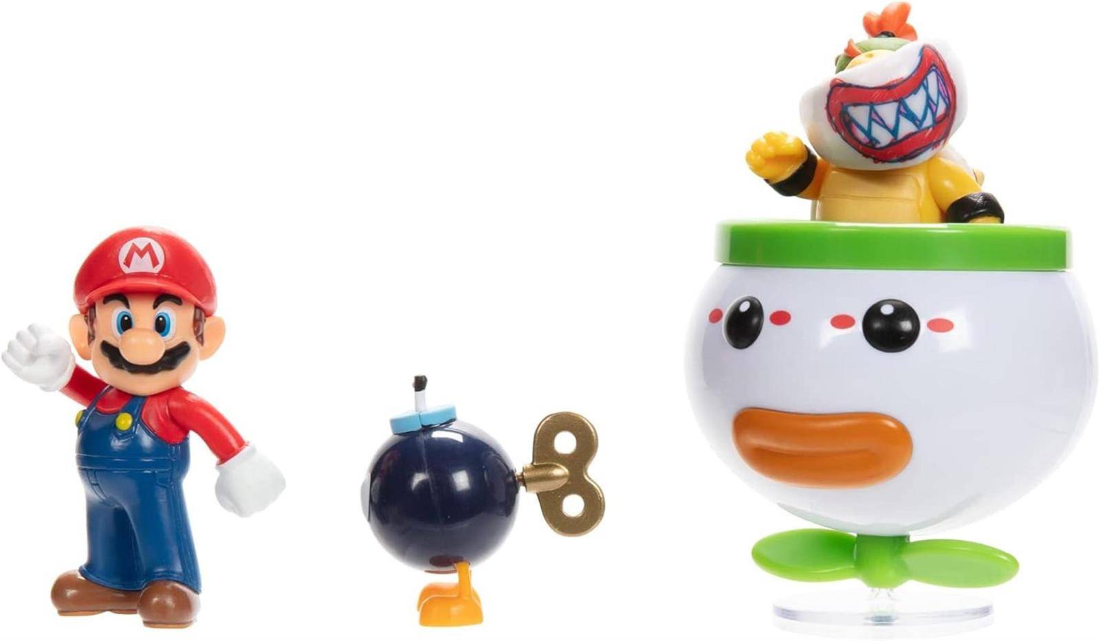 Drei Spielzeugfiguren auf weißem Hintergrund: Mario winkend, eine kleine Aufzieh-Bob-omb und eine Bowser-ähnliche Figur in einem weißen Clownauto.