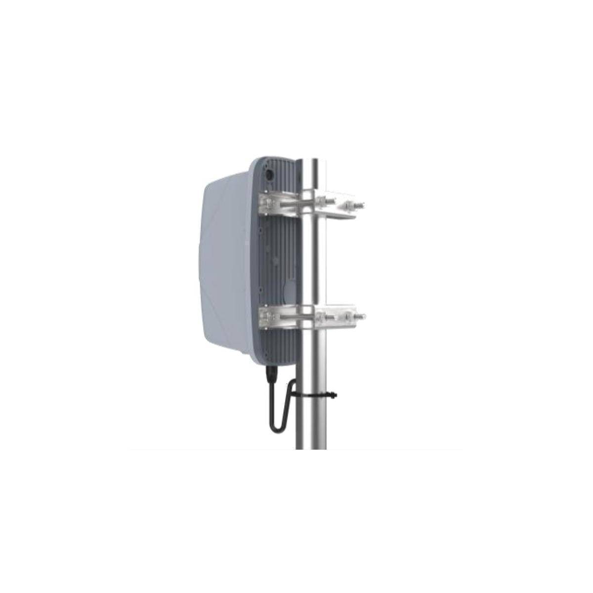 Ein grauesi Wireless-Gerät ist mit zwei Klemmhalterungen an einem vertikalen Metallpfosten gegen einen einfachen weißen Hintergrund montiert.