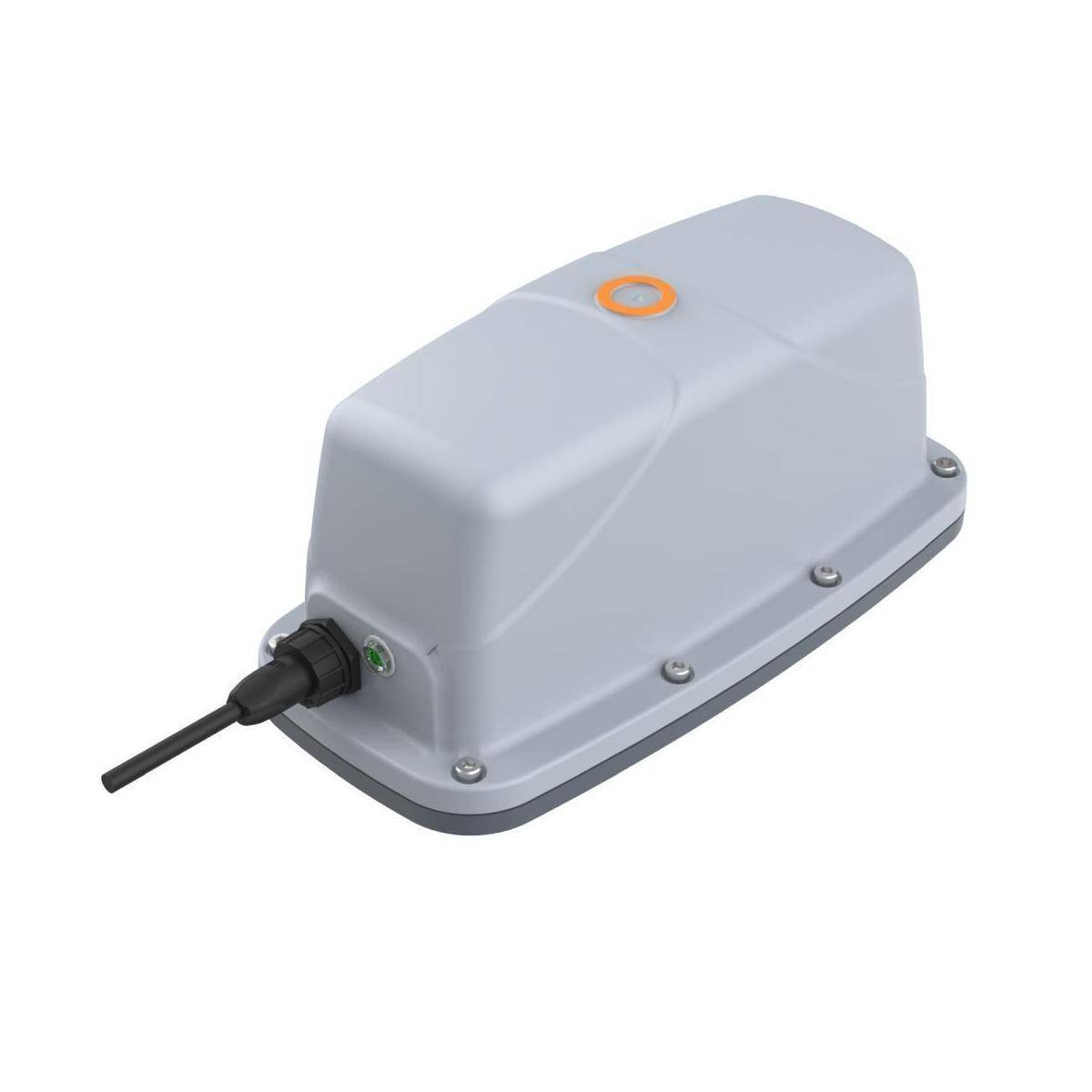Graues Outdoor-Elektrogehäuse mit einem Kabel, das an einem Ende eindringt, und einem orangen Rundindikator oben.