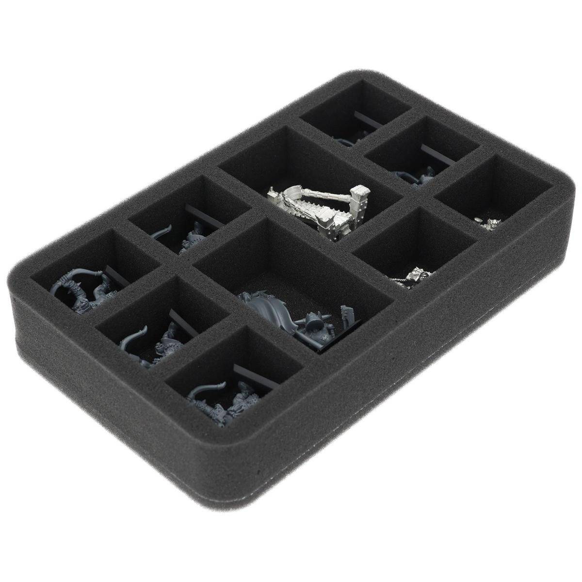 Schaumstoff-Aufbewahrungstablett mit neun Fächern zur Aufbewahrung kleiner Miniaturfiguren, aus einem Winkel auf weißem Hintergrund betrachtet.