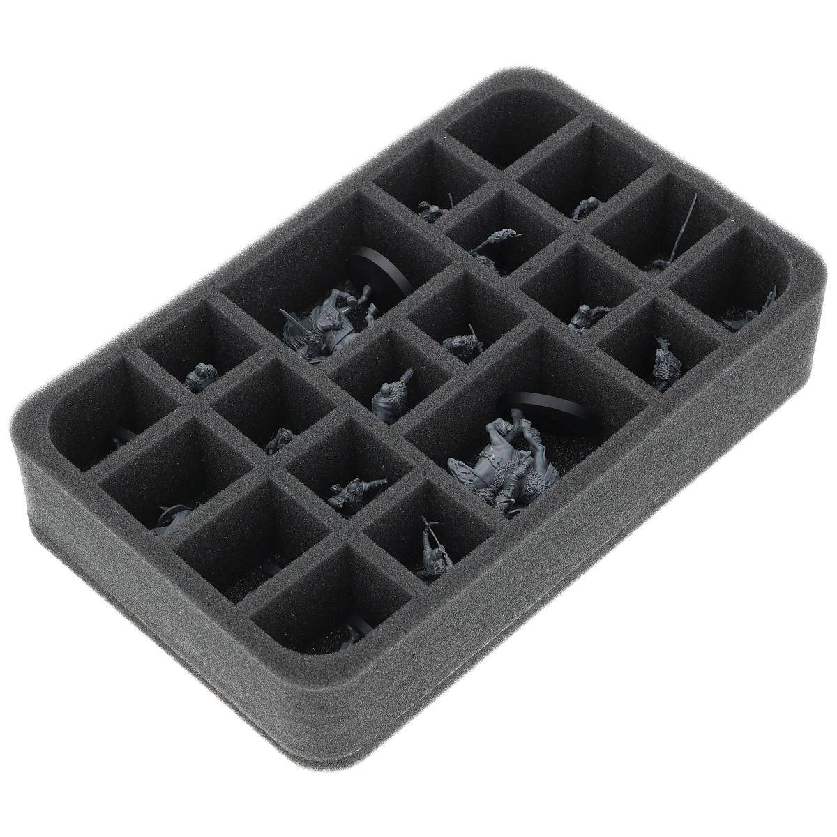 Schwarzes Schaumstoff-Tablett mit mehreren Fächern, das kleine Modellteile oder Miniaturen hält, isoliert auf weißem Hintergrund.